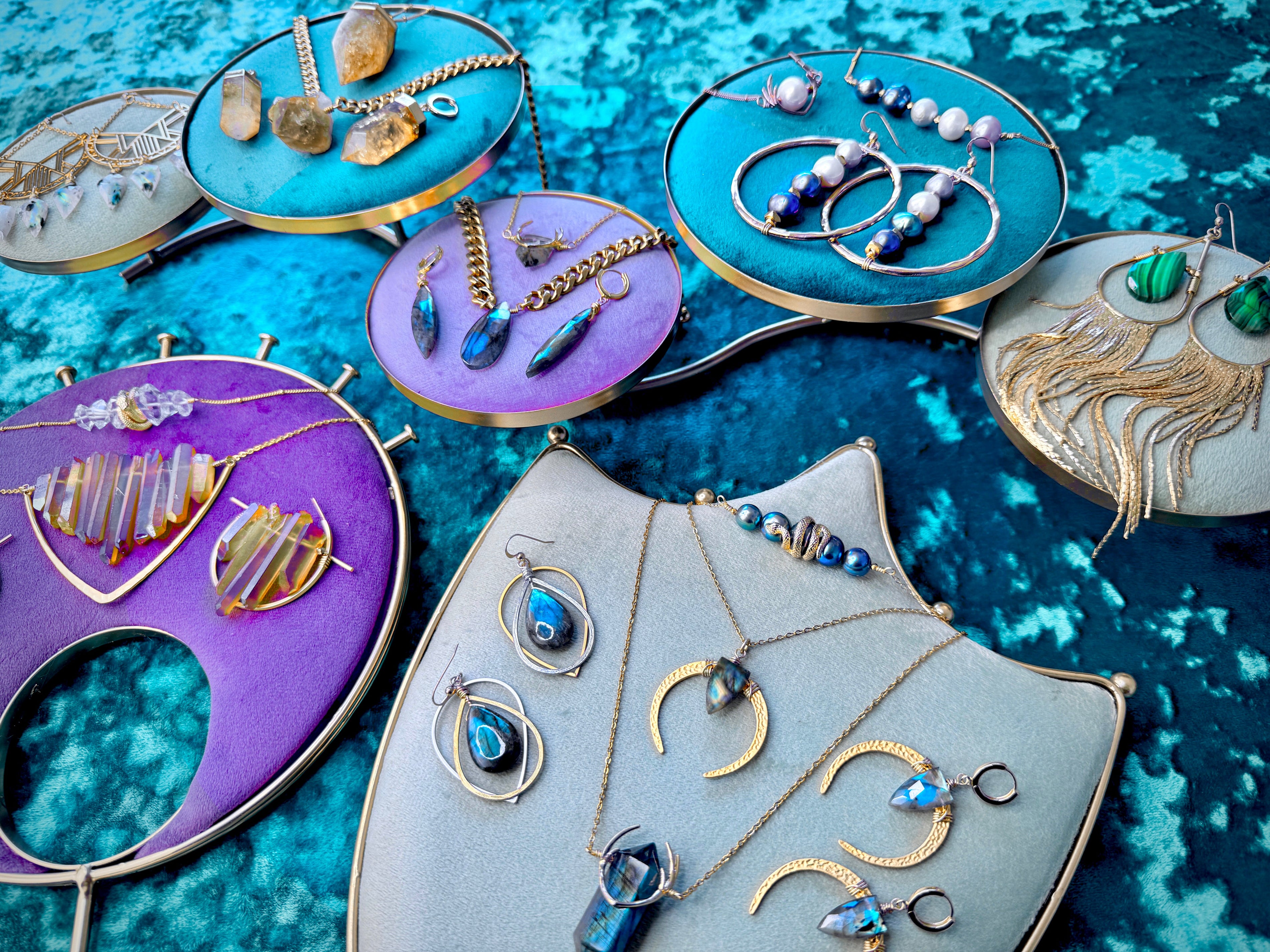 Mystery boxes & subscriptions